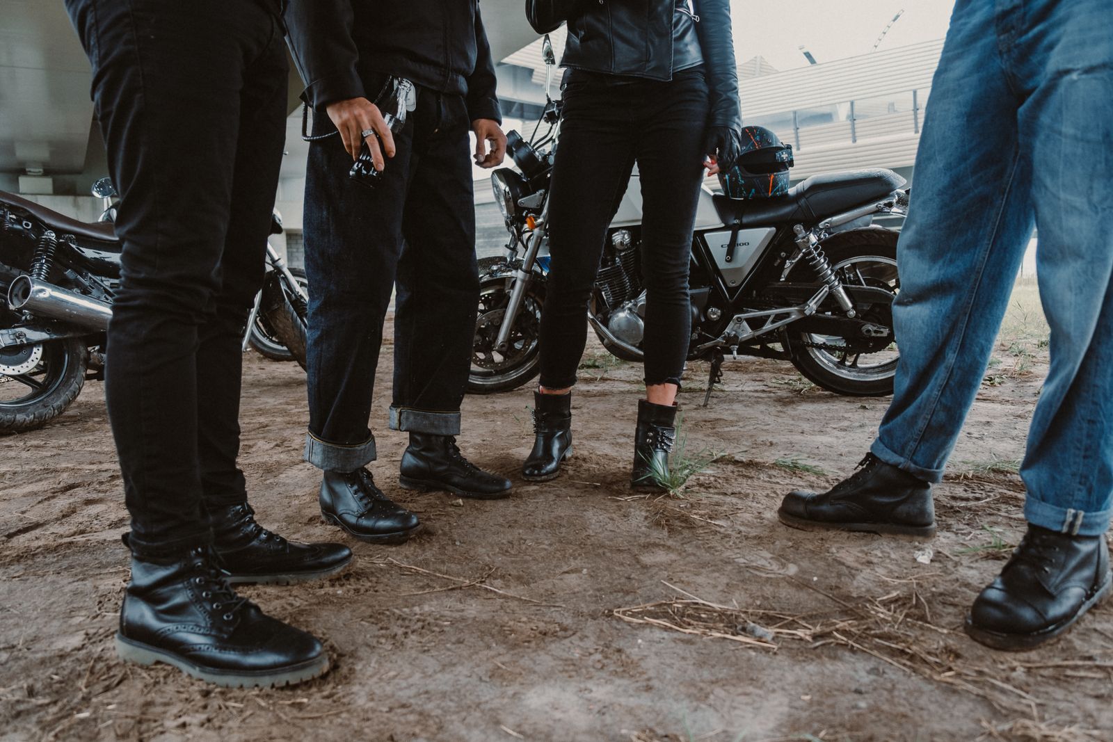 L’équipement obligatoire : casque, gants, blouson et bottes